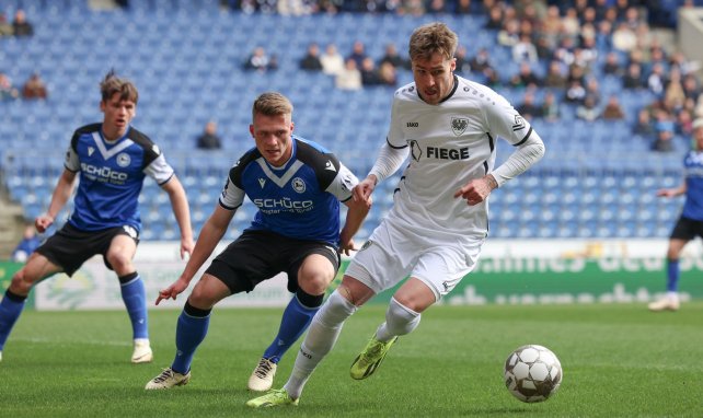 Joel Grodowski (r.) versucht den Ballbesitz zu verteidigen