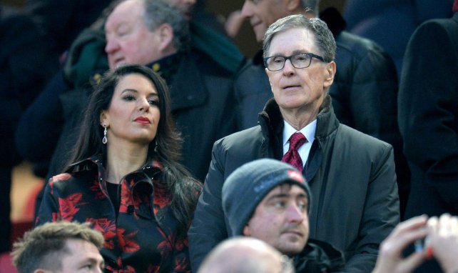 Liverpool-Besitzer John Henry mit Begleitung