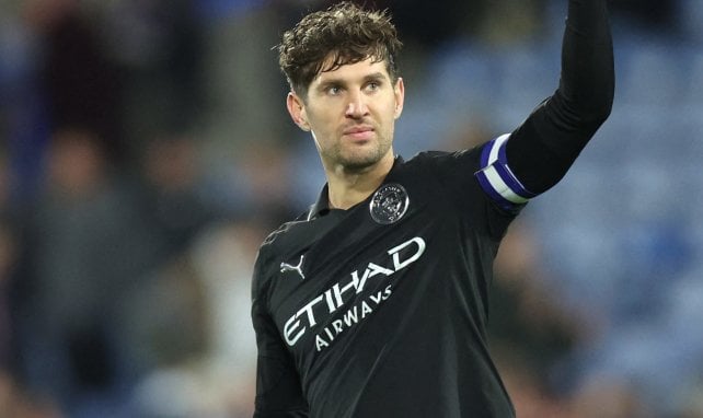 John Stones mit Binde am Arm