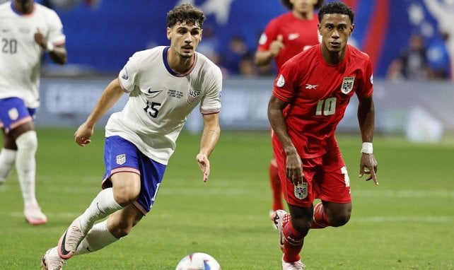 Johnny Cardoso (l.) im Zweikampf mit Yoel Barcenas (r.)