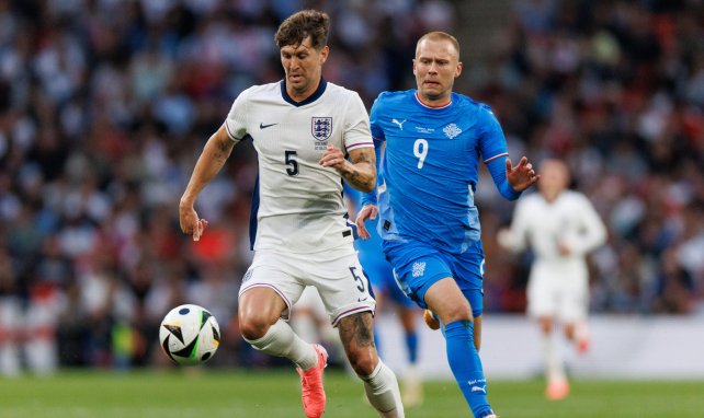 Jon Dagur Thorsteinsson (r.) im Duell mit John Stones