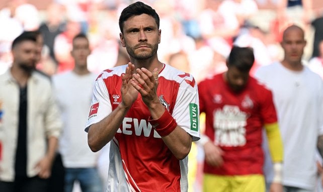 Jonas Hector applaudiert den Fans