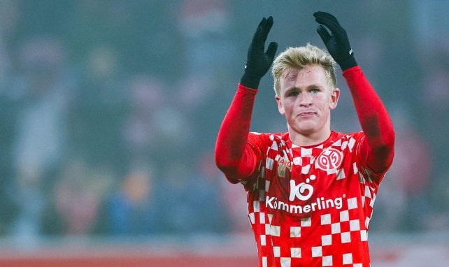 Jonathan Burkardt applaudiert den Fans von Mainz 05