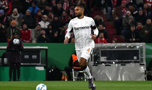 Jonathan Tah mit dem Ball am Fuß