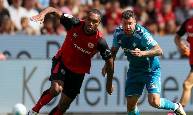 Jonathan Tah im Duell mit Chimy Avila