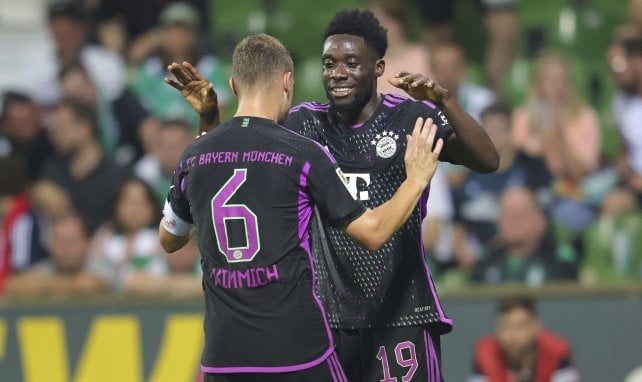 Joshua Kimmich (l.) und Alphonso Davies (r.) feiern gemeinsam