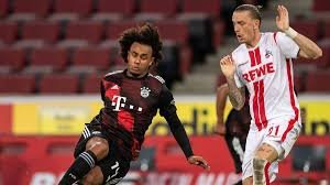 Joshua Zirkzee (l.) vom FC Bayern im Duell mit Kölns Marius Wolf