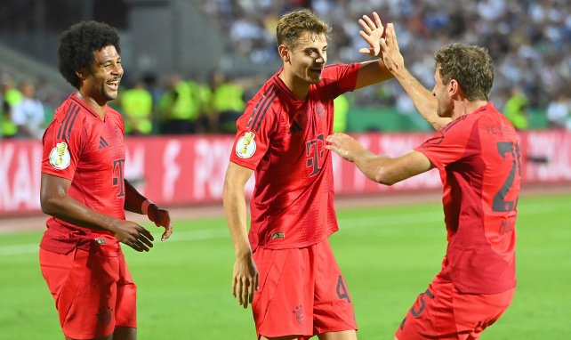 Josip Stanisic jubelt mit Serge Gnabry und Thomas Müller über ein Tor von Bayern München