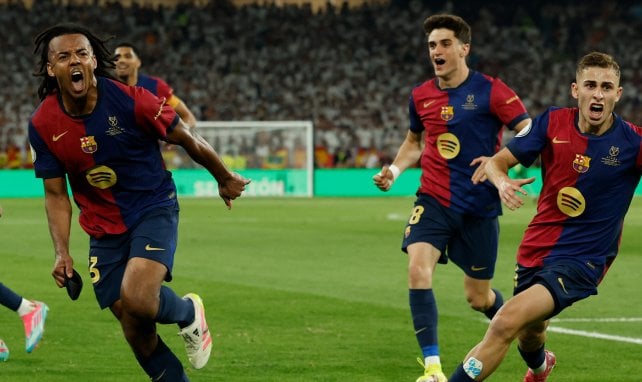 Jules Koundé jubelt mit Fermin López über ein Tor des FC Barcelona