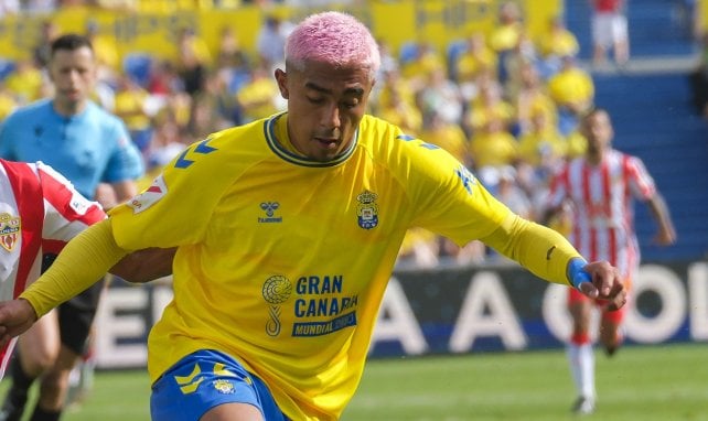 Julián Araujo trägt pink