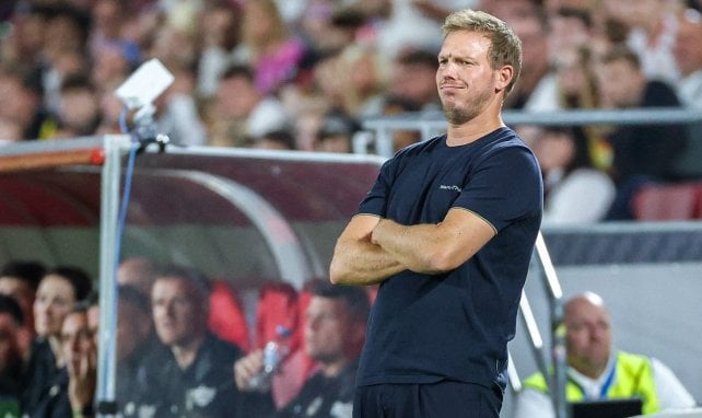 Bundestrainer Julian Nagelsmann schaut skeptisch an der Seitenlinie
