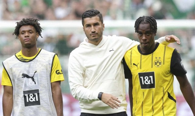 Julien Duranville, Trainer Nuri Sahin und Jamie Gittens von Borussia Dortmund (v.l.n.r.)