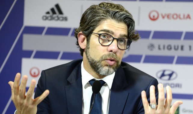 Juninho auf einer Pressekonferenz