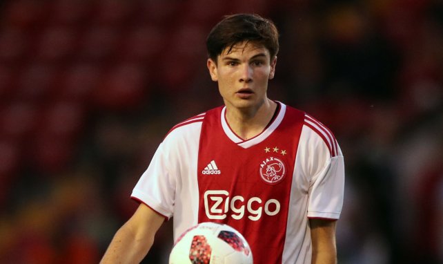Jurgen Ekkelenkamp im Trikot von Ajax Amsterdam