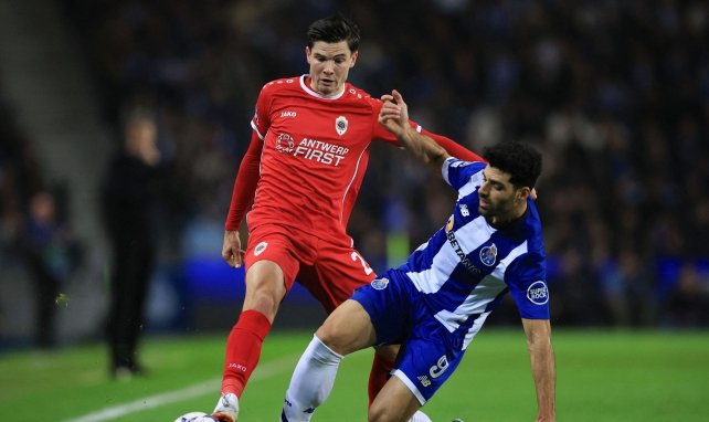 Jurgen Ekkelenkamp (l.) im Duell mit Mehdi Taremi (r.)