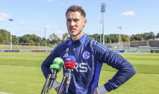 Justin Heekeren vom FC Schalke 04 äußert sich am Rande des Trainings.