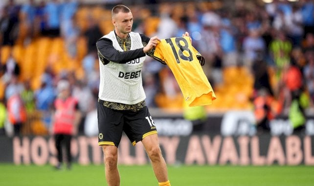 Kalajdzic zeigt den Fans die Nummer von Diogo Jota
