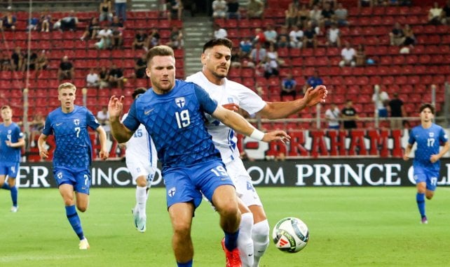 Benjamin Källman behauptet den Ball