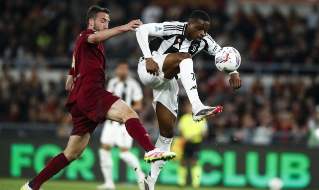 Pierre Kalulu akrobatisch am Ball