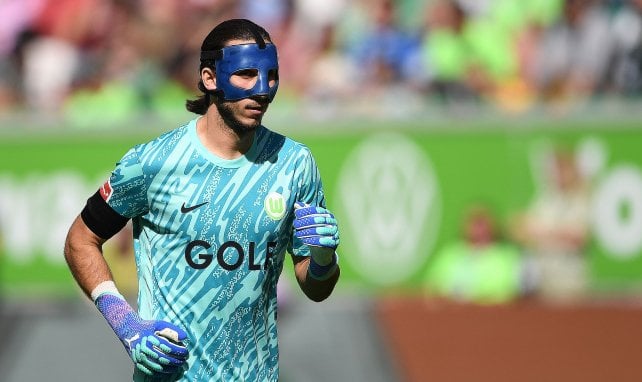 Kamil Grabara mit der Maske im Gesicht