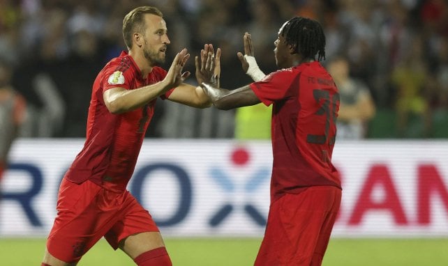 Harry Kane (l.) und Mathys Tel (r.) klatschen ab