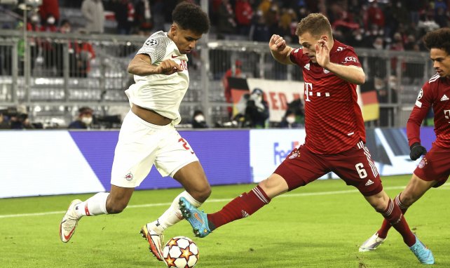 Karim Adeyemi (l.) wird von Joshua Kimmich (r.) attackiert