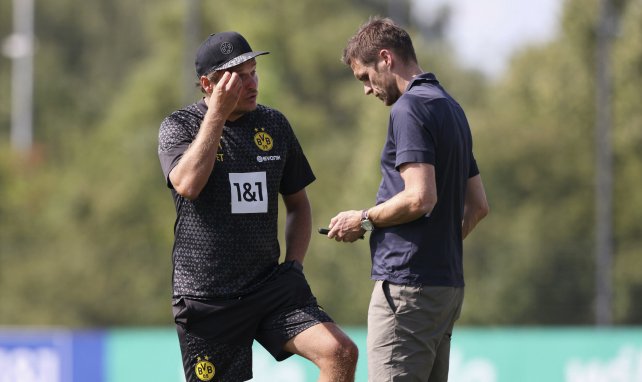 Edin Terzic diskutiert als Trainer von Borussia Dortmund mit Sportdirektor Sebastian Kehl