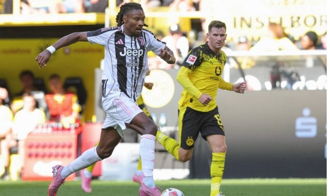 Khéphren Thuram dribbelt an Pascal Groß vorbei