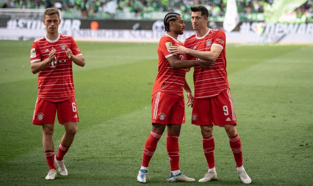 Bayerns Torgarant Robert Lewandowski im Jubel mit Teamkollege Serge Gnabry
