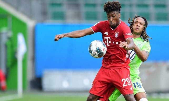 Kingsley Coman im Zweikampf mit Wolfsburgs Mbabu