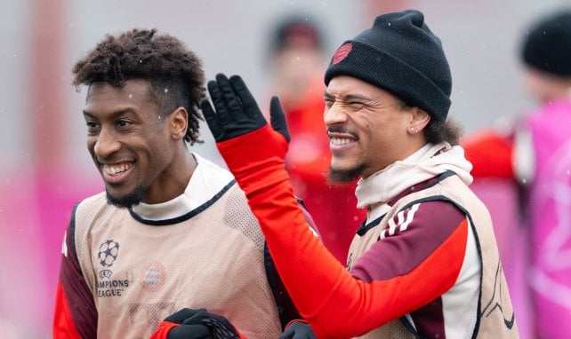 Kingsley Coman lacht mit Leroy Sané im Training des FC Bayern