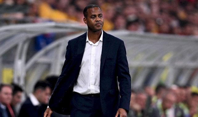 Patrick Kluivert am Seitenrand.
