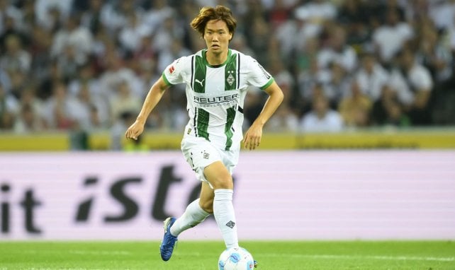 Ko Itakura in der Bundesliga am Ball