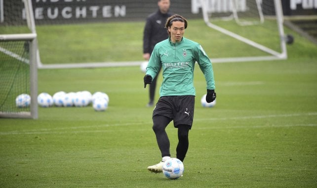 Ko Itakura spielt einen Pass im Training