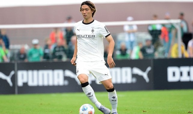Ko Itakura mit dem Ball am Fuß