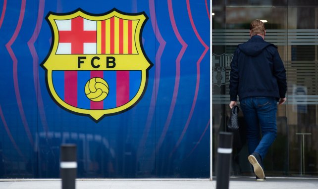 Ronald Koeman betritt die Geschäftsstelle des FC Barcelona
