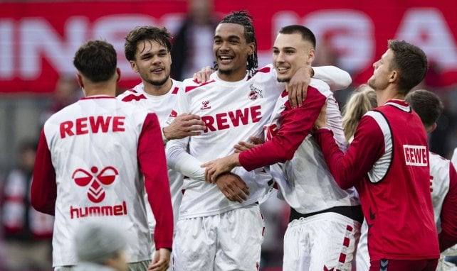 Spieler des 1. FC Köln feiern einen Treffer