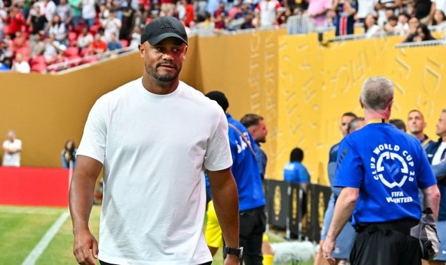 Vincent Kompany geht an der Seitenlinie entlang