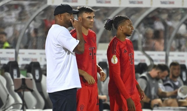 Vincent Kompany (l.) mit seinen Schützlingen João Palhinha (m.) und Michael Olise (r.)