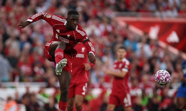 Ibrahima Konaté klärt den Ball