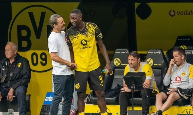 Niko Kovac erzählt Serhou Guirassy einen Witz