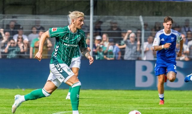 Dawid Kownacki treibt den Ball
