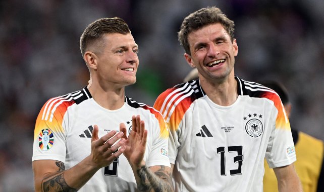 Toni Kroos und Thomas Müller nach dem Sieg gegen Schottland