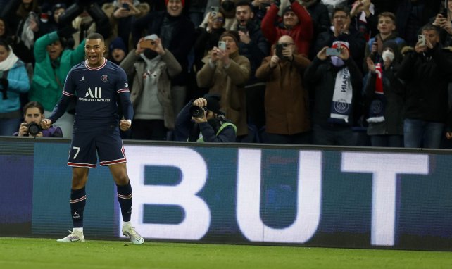 Kylian Mbappé bejubelt ein Tor gegen den FC Lorient