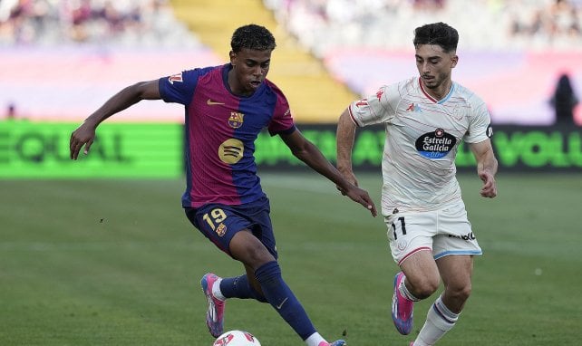 Lamine Yamal mit dem Ball am Fuß