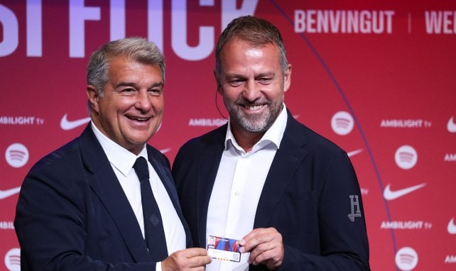 Joan Laporta lächelt mit Hansi Flick um die Wette