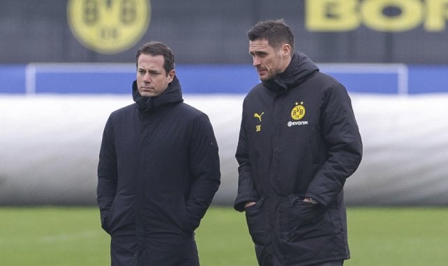 Lars Ricken und Sebastian Kehl von Borussia Dortmund beraten sich am Trainingsgelände des BVB.