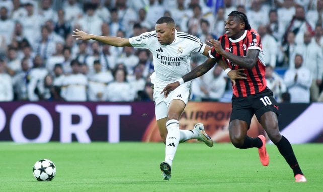 Rafael Leão im Zweikampf mit Kylian Mbappé