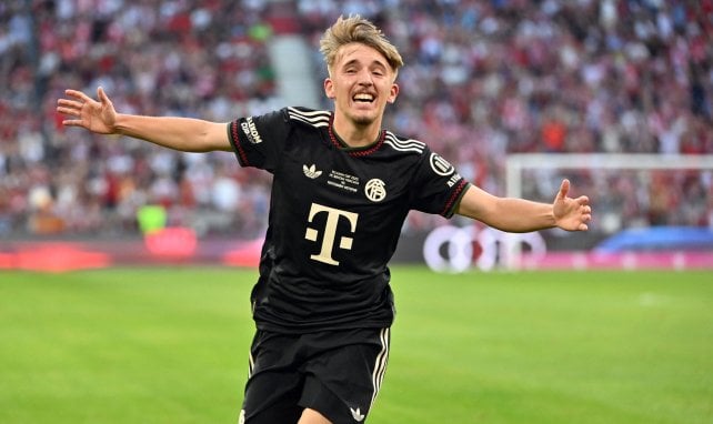 Lennart Karl bejubelt einen Treffer für den FC Bayern München
