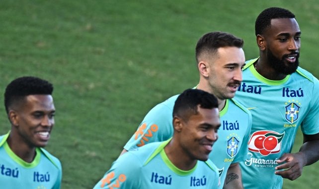 Léo Ortiz (2.v.r.) beim Aufwärmen mit Brasilien
